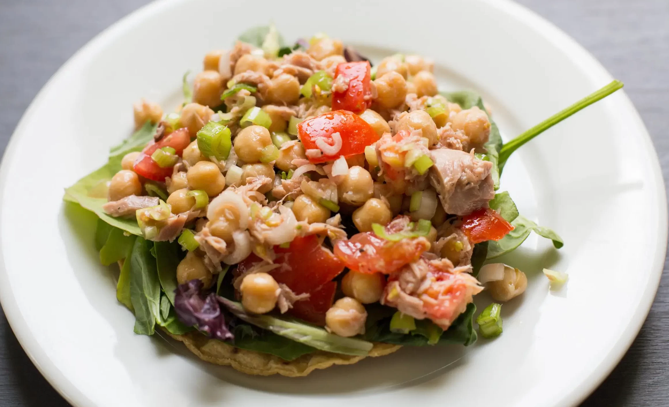 ensalada-atun-garbanzos-3-scaled-1-e1682345253500.webp